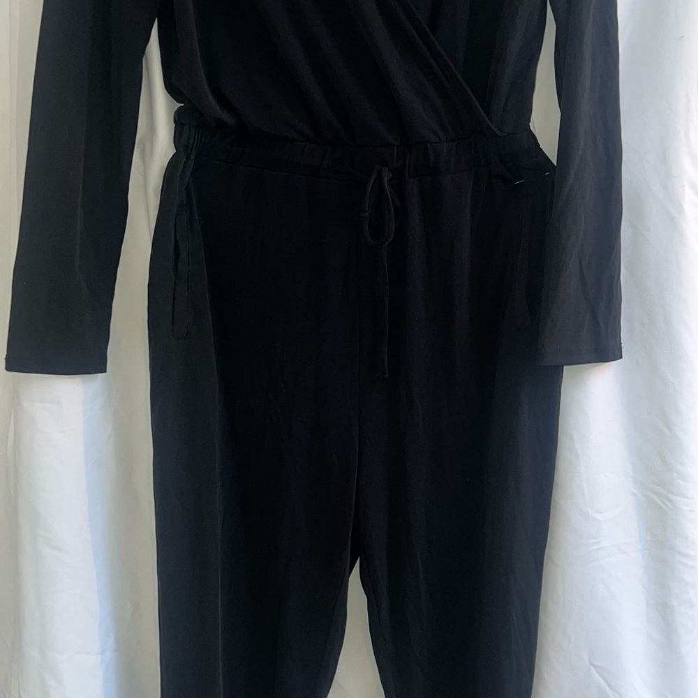 Sleek Black Jumpsuit with Monochromatic Style